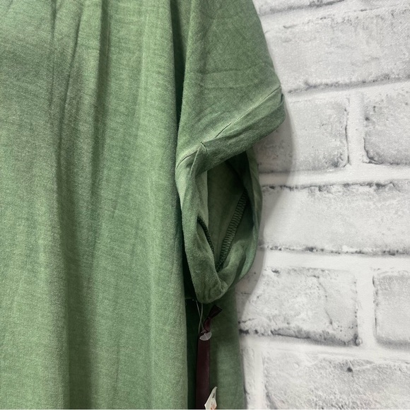 Olivia Sky V-Neck Cuffed Short Sleeve Tee NWT 1X - Picture 2 of 8